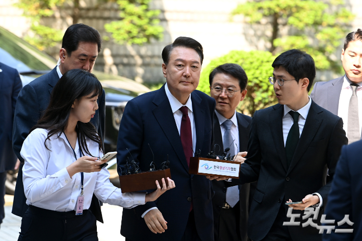 "비상계엄 사과 생각 있나" 질문에 묵묵부답 尹…포토라인 지나쳐