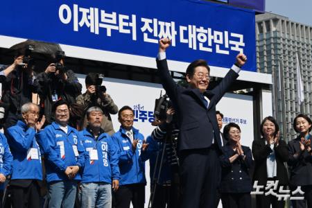 두 팔 번쩍 들어올린 이재명 후보