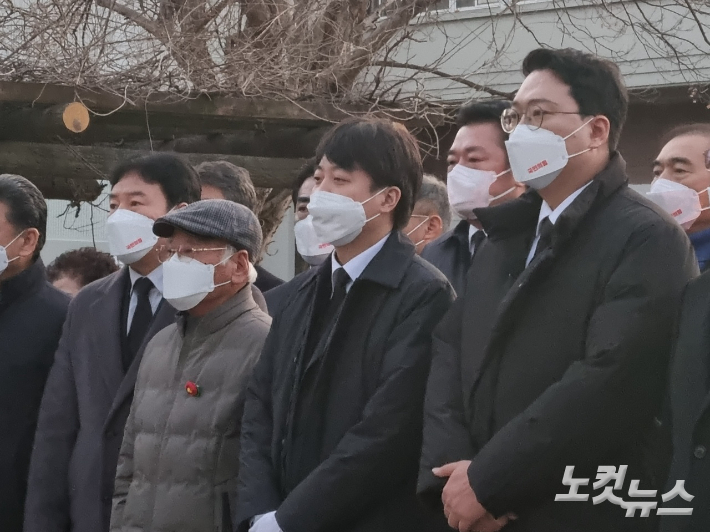 2022년 1월 1일 오후 당시 국민의힘 이준석 대표(가운데)가 전남 순천시 여순사건 위렵탑을 참배하는 모습. 박사라 기자 