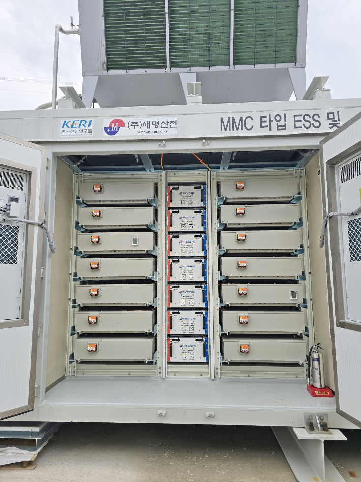 KERI 개발 '에너지저장형 모듈러 멀티레벨 컨버터(EMMC)'가 적용된 컨테이너. 한국전기연구원 제공 