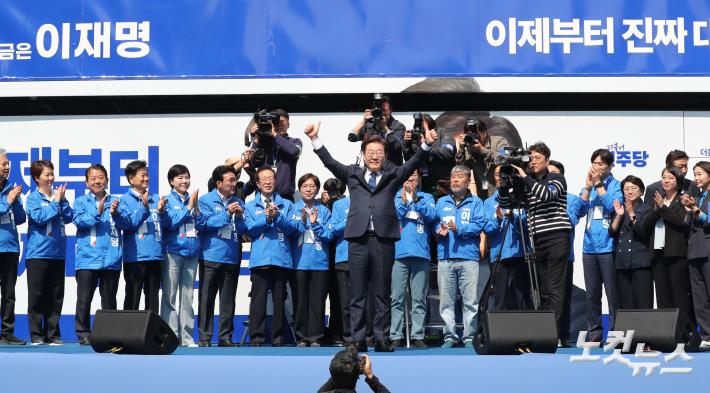 청계광장에서 출정식 갖는 이재명 후보