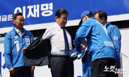 선거 운동복과 운동화 전달 받는 이재명 후보
