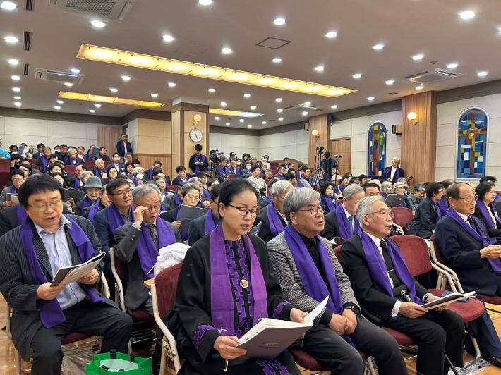기독교민주인사 추모의 날 공동 추모예식에는 교계 원로와 유가족 등 3백여 명이 민주화 운동 성지인 한국기독교회관 조에홀을 가득메웠다. 사진 한국기독교교회협의회