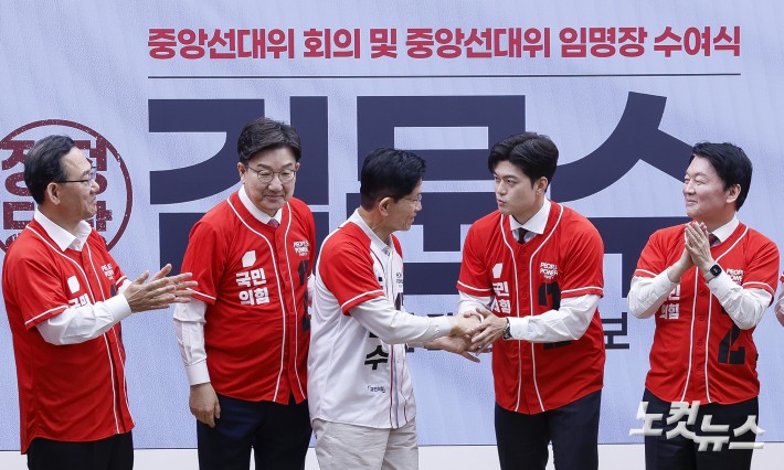 김문수 국민의힘 대선후보가 12일 서울 여의도 국민의힘 중앙당사에서 열린 중앙선거대책위원회 임명장 수여식에서 임명장 수여식을 마친 후 김용태 공동선대위원장과 악수를 하고 있다.