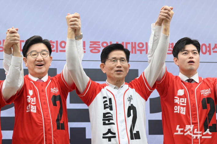 (중앙)김문수 국민의힘 대선 후보와 (왼쪽 첫 번째)권성동 공동선거대책위원장, (오른쪽 첫 번째) 김용태 공동선거대책위원장이 12일 오전 서울 여의도 국민의힘 중앙당사에서 열린 