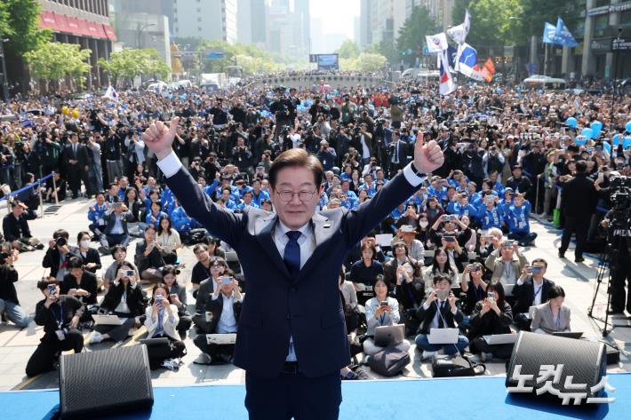 청계광장에서 지지 호소하는 이재명 후보