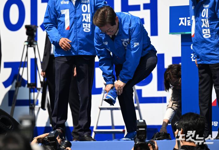 운동화 신는 이재명 후보