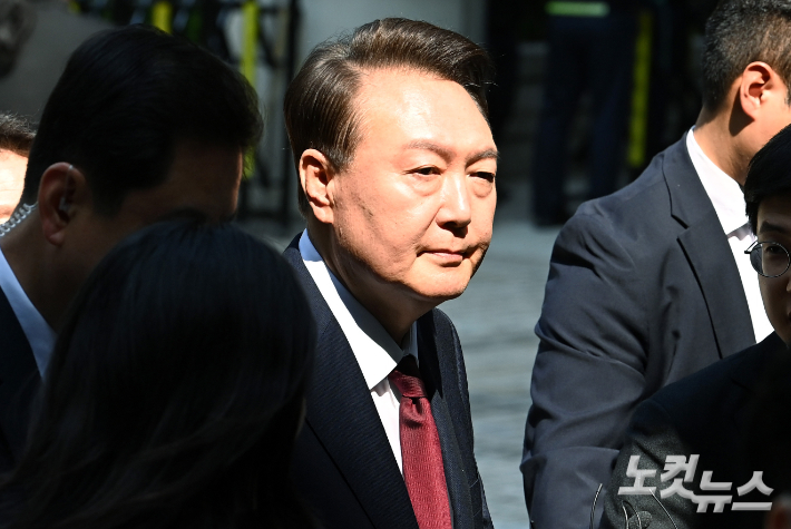 '첫 법원 공개 출석' 尹…지지자들 환호에도 굳은 표정