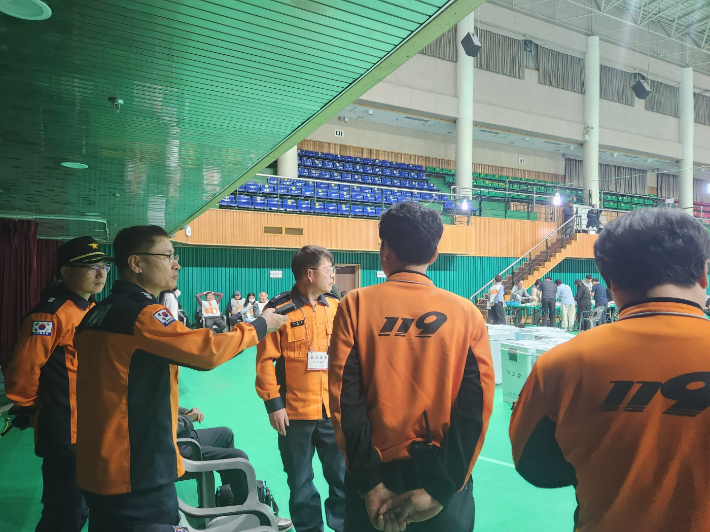 전북특별자치도 소방본부가 제21대 대통령 선거를 앞두고 도내 투·개표소를 대상으로 화재 안전대책을 추진한다. 사진은 투표소를 점검하는 모습. 전북소방본부 제공