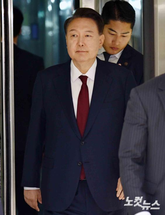 법원 나서는 윤석열