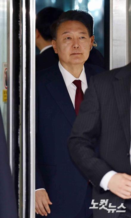 오전 공판 마친 뒤 법원 나서는 윤석열
