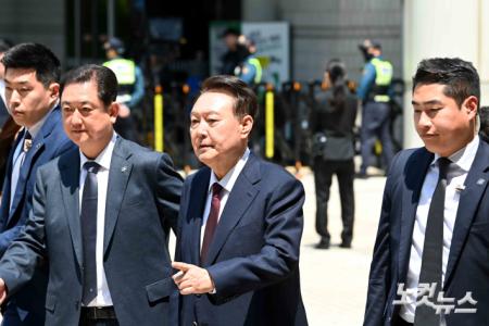 윤석열, 묵묵부답 일관