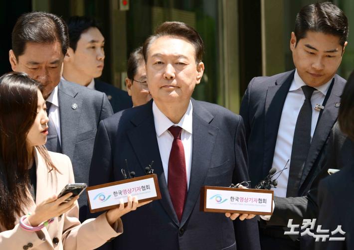 오전 공판 마친 윤석열
