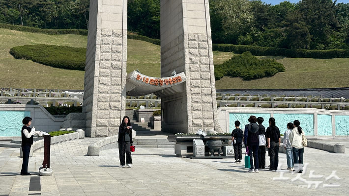 참배객들이 12일 오전 광주 북구 운정동 국립5·18민주묘지 추모탑 앞에서 희생자들의 넋을 기리며 참배하고 있다. 김한영 기자