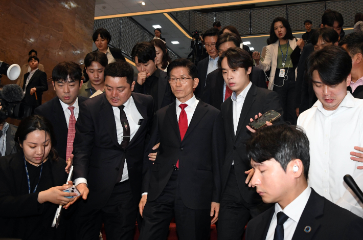 국민의힘 김문수 대선후보와 최인호 상근부대변인이 9일 국회에서 열린 의원총회가 끝나고 함께 이동하고 있다. 황진환 기자