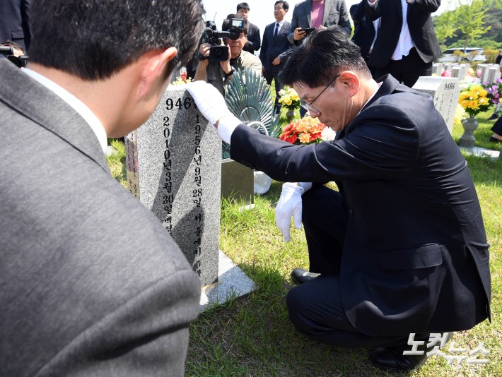 한준호 준위 묘역에서 눈물 흘리는 김문수 후보