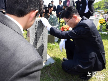 한준호 준위 묘역에서 눈물 흘리는 김문수 후보