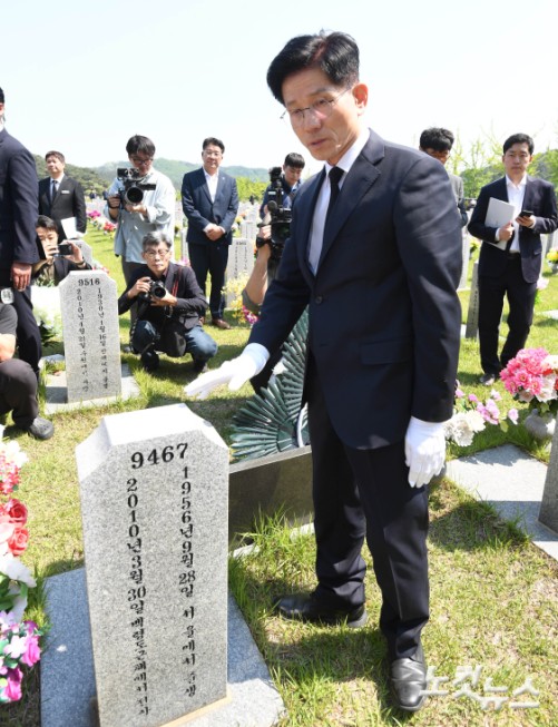 한준호 준위 묘역에서 눈물 흘리는 김문수 후보