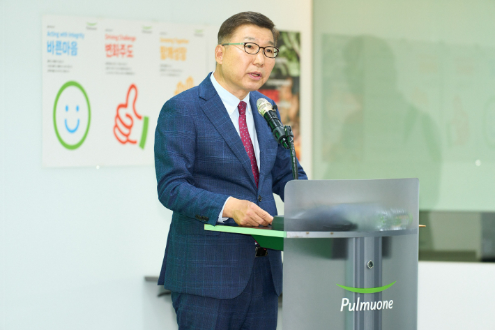 12일 서울 강남 수서 본사에서 열린 풀무원 창사 41주년 기념식에서 이우봉 총괄CEO가 '신경영선언'을 선포하며 글로벌 No.1 지속가능식품기업으로의 제2의 도약 의지를 밝히고 있다. 풀무원 제공