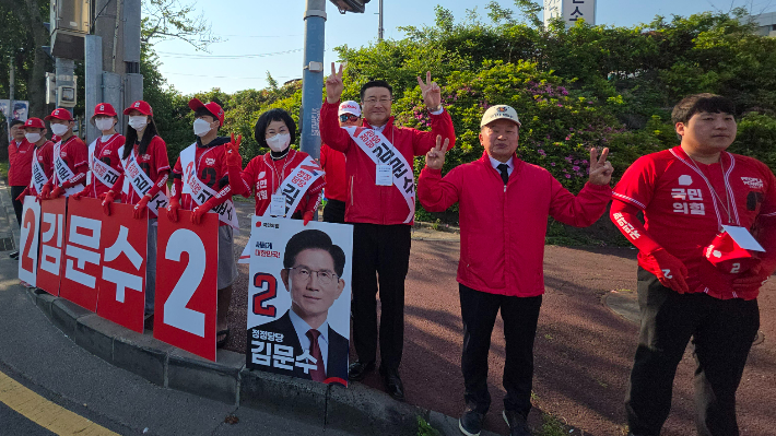 국민의힘 제주선대위가 12일 오전 제주시 보건소 사거리에서 김문수 후보 지지를 호소했다. 이인 기자 