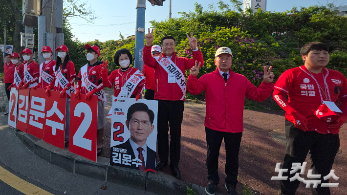 국민의힘 제주선대위가 12일 오전 제주시 보건소 사거리에서 김문수 후보 지지를 호소했다. 이인 기자 