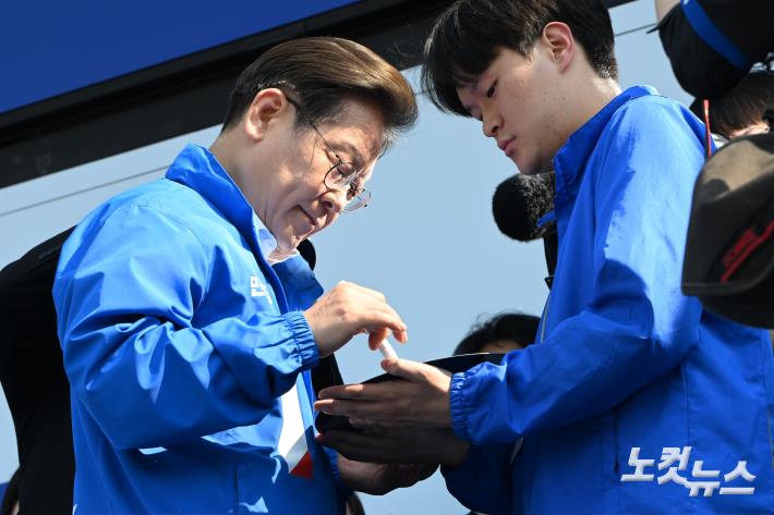 반도체 웨이퍼 모형에 서명하는 이재명 후보