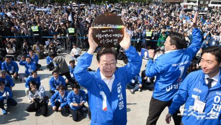 반도체 웨이퍼 들어보이는 이재명 후보