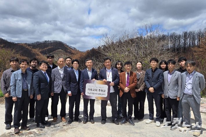 인천은혜의교회가 산불 피해를 입은 영덕지역을 방문해 피해복구를 위한 성금을 전달했다. 유상원 아나운서