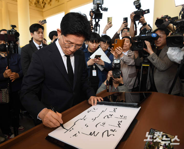 국민의힘 김문수 대선후보가 12일 대전 유성구 국립대전현충원을 찾아 현충탑에서 참배 후 방명록에 '위대한 대한민국' 이라고 쓰고 있다. 대전=황진환 기자