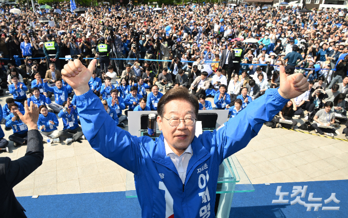 이재명 더불어민주당 대선 후보가 공식 선거운동 시작일인 12일 경기 화성시 동탄 센트럴파크에서 'K-반도체' 동탄 집중유세를 하고 있다. 류영주 기자