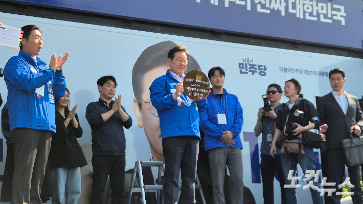판교서 IT업계 만난 이재명…동탄에선 'K-반도체' 강조