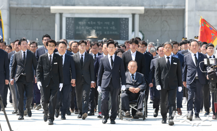 국민의힘 김문수 대선후보가 12일 대전 유성구 국립대전현충원을 찾아 현충탑에서 참배하고 나오고 있다. 황진환 기자