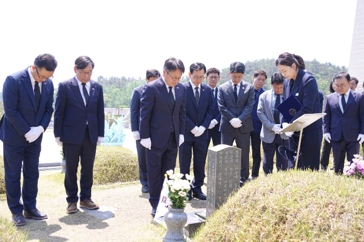광주시 실국장단, 5·18민주묘지 합동 참배… 손님맞이 최선 다짐