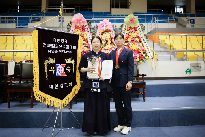 개인전 우승을 차지한 한하늘 선수와 박연정 감독이 기념촬영을 하고 있다. 경주시 제공