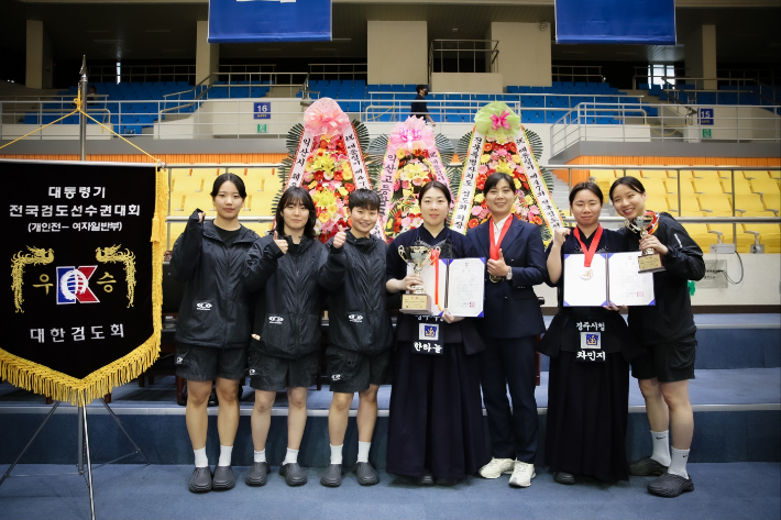 경주시청 검도부 선수(왼쪽부터 이지은, 김민지, 김유정, 한하늘, 박연정, 차민지, 전세영)들이 기념사진을 촬영하고 있다. 경주시 제공