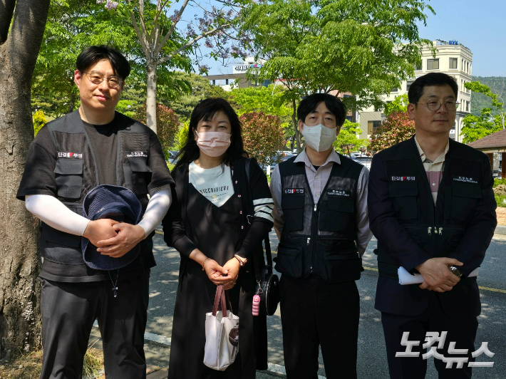 기자회견에 참석한 홍지중고 교사들. 왼쪽부터 정우상 손현정 진유진 조재영 교사. 고영호 기자