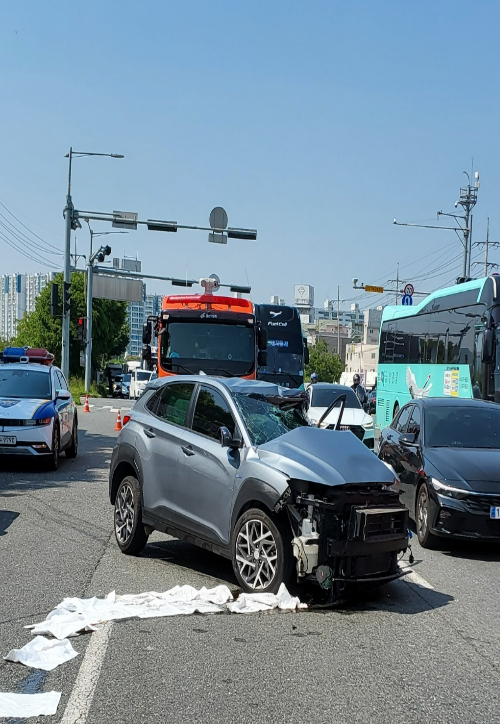 12일 오후 2시 33분쯤 울산 북구 호계동 상안교사거리 인근 도로에서 울산공항 방향으로 달리던 현대자동차 울산공장 통근버스와 SUV가 부딪치는 사고가 났다. 울산소방본부 제공