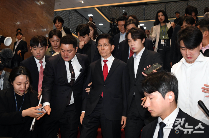   국민의힘 김문수 대선후보와 최인호 상근부대변인이 9일 국회에서 열린 의원총회가 끝나고 함께 이동하고 있다. 황진환 기자