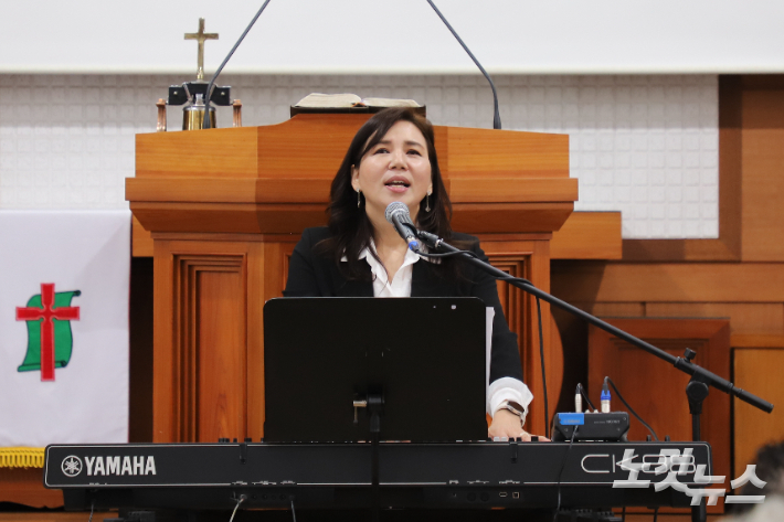 상옥중앙교회와 상옥교회는 11일 상옥중앙교회에서 찬양사역자 이경미 사모(사진)를 초청해 '포항CBS와 함께 하는 조이포유콘서트'를 개최했다. 유상원 아나운서