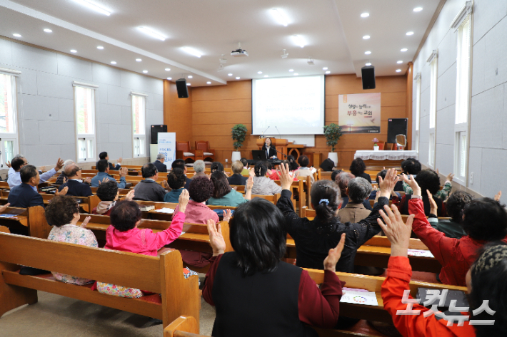이경미 사모는 콘서트에서 찬송가와 복음성가를 부르며 참석자들과 간증을 나눴다. 유상원 아나운서