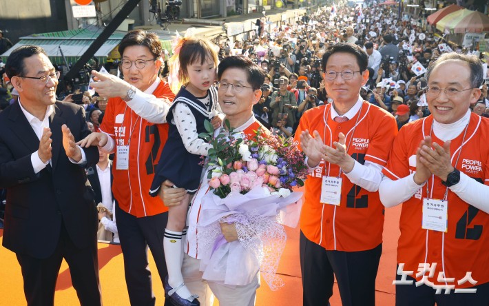 꽃다발 받은 김문수