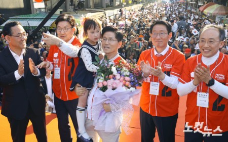 꽃다발 받은 김문수