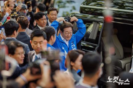 이재명 후보, 지지자들에게 하트