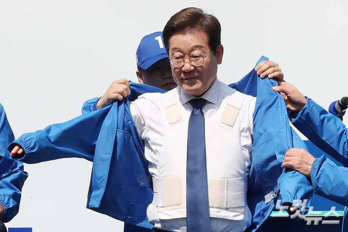 방탄복 위 파란 점퍼 이재명…유세장 '철통 경비' [노컷네컷]