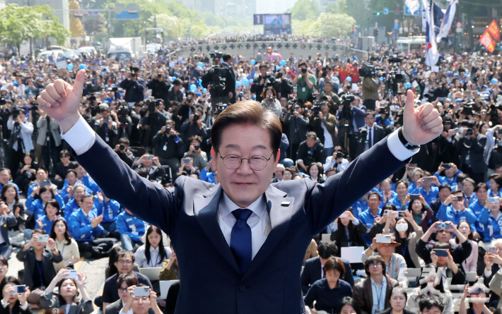 이재명 더불어민주당 대선 후보가 6·3 대통령선거 공식 선거운동 첫날인 12일 서울 광화문 청계광장에서 열린 출정식 및 첫 유세에서 두 팔을 번쩍 들어보이고 있다. 류영주 기자