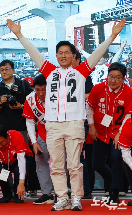 대구시민들에게 인사하는 김문수