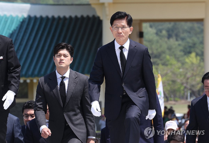 (대전=연합뉴스) 박동주 기자 = 국민의힘 김문수 대선 후보가 12일 국립대전현충원을 찾아 현충탑으로 향하고 있다. 참배에는 김용태 비상대책위원장 지명자(김 후보 왼쪽) 등이 동행했다. 2025.5.12 pdj6635@yna.co.kr 연합뉴스