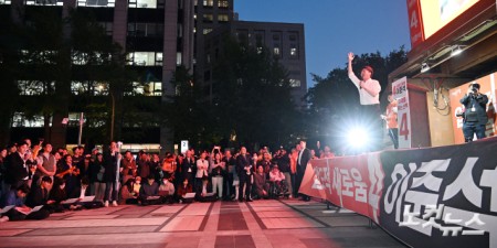 개혁신당 이준석 대선후보가 12일 서울 중구 청계광장에서 가진 서울 첫 집중유세에서 시민들에게 지지를 호소하고 있다.