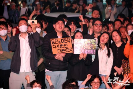 이준석 대선후보 연설에 환호하는 시민들