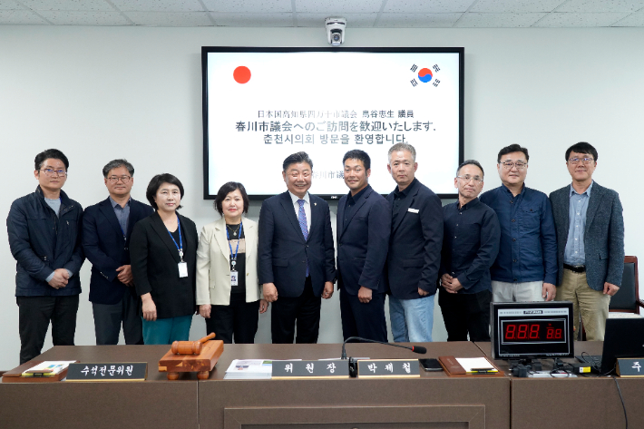 12일 일본 고치현 시만토시 시의회 토리야 케이세이 시의원이 춘천시 및 춘천시의회를 방문했다. 춘천시의회 제공